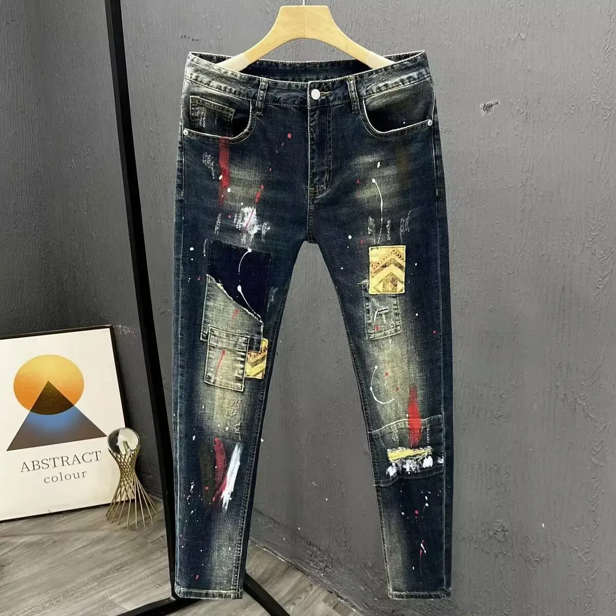 

2025 New European and American Distressed and Ripped Men's Straight-leg Slimming Fashion Jeans with Badges and Splashed Ink.