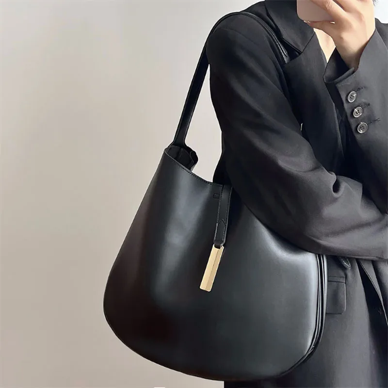 Black Texture Niche Design Underarm Bag Female 2023 New Vintage Soft Leather Simple Bucket Bag Fashion All-Match Crossbody Pack