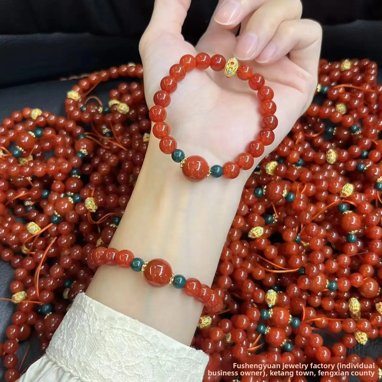 Natürliches Rotes Achat-Perlenarmband Südlicher Roter Handgefertigter Schmuck mit Antikgold Südlicher Roter Glücksbringer Einzelne Perle Modischer Ins-Schmuck