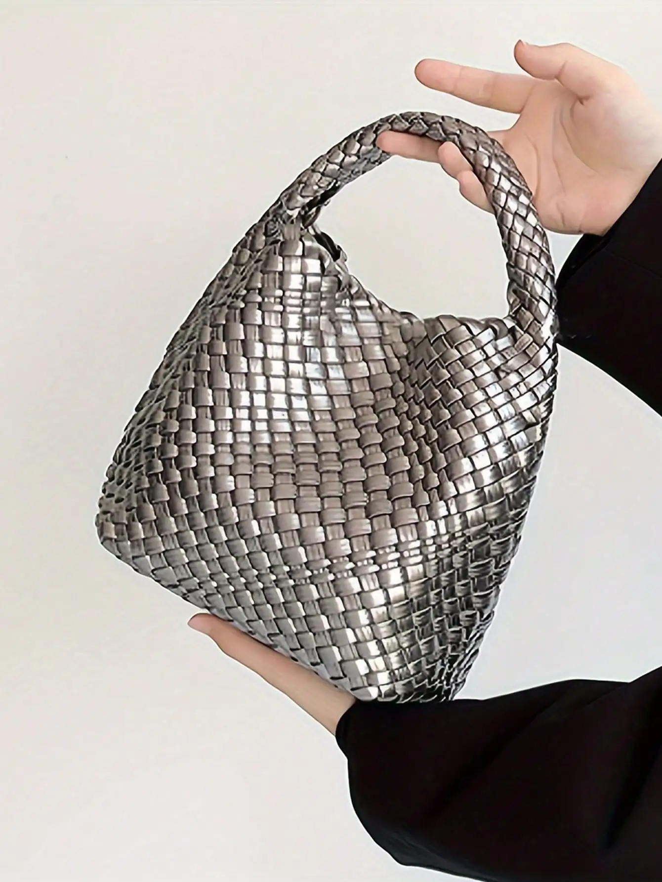 New portable fashionable niche design woven handbag bucket bag shoulder armpit bag simple retro style bag commuting to work whit