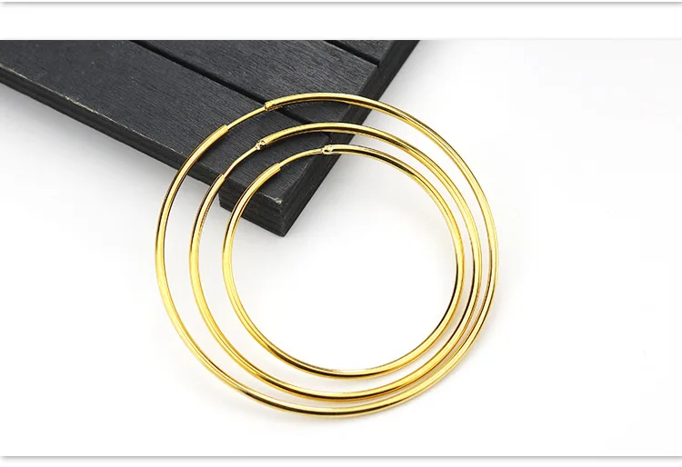 Goldfarbene Kreis-Ohrringe mit Linienmuster, 12 mm, verstellbar, aus Edelstahl, vakuumplattiert, hypoallergen, neu – Detail 5