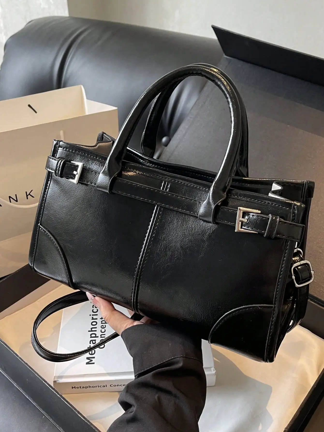 

Черная сумка из искусственной кожи с верхней ручкой и пряжкой, структурированная, квадратной формы, для повседневного использования