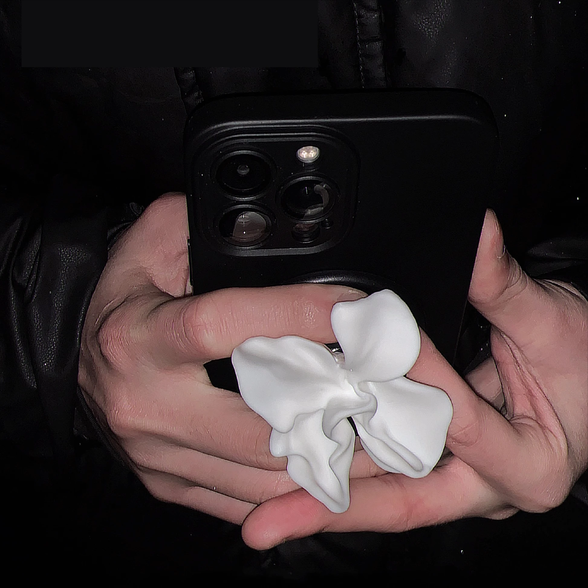 

Niche Futuristic Surrealism 3D Printing Three-dimensional Special-shaped Magnetic Bracket Mobile Phone Case