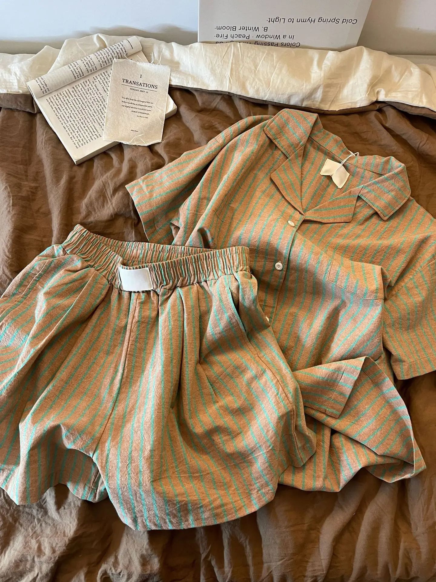 Damen-Pyjama im Vintage-Stil mit Streifen: Neue Sommerkollektion – Kurzarm-Oberteil und Shorts, Lässige Loungewear, Damen-Sommerset – Detail 2