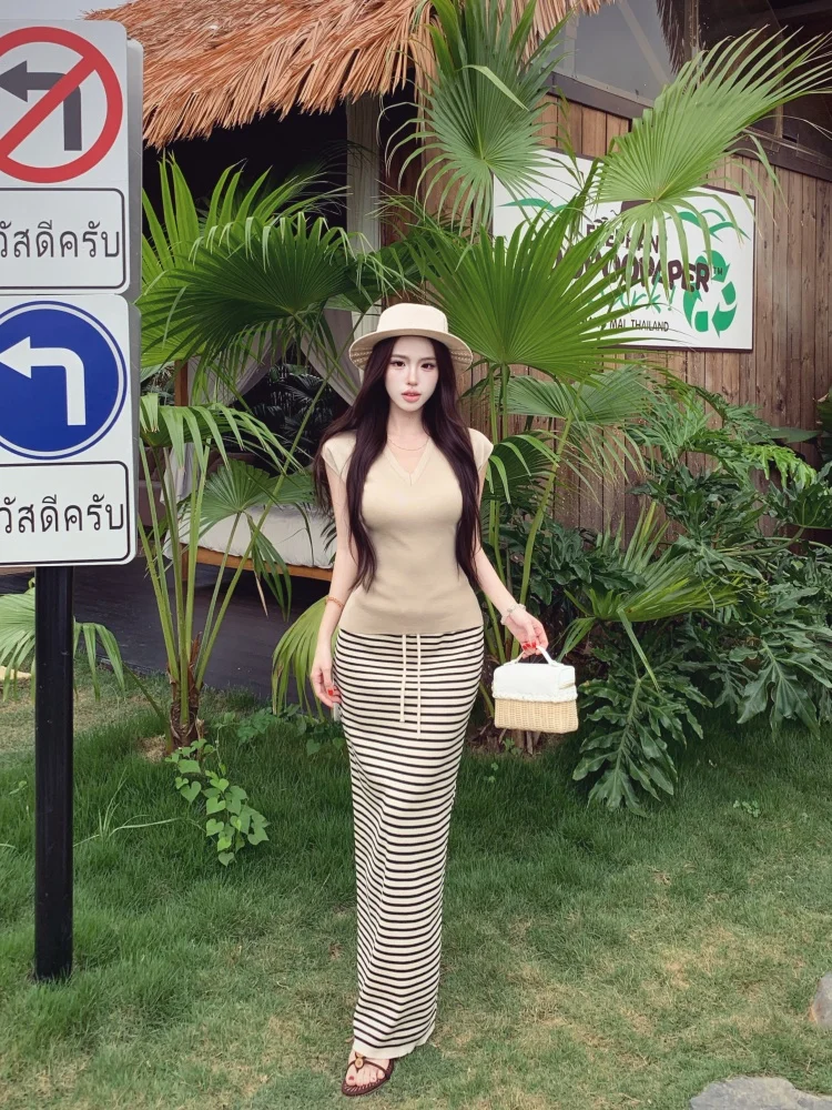 

Summer Vacation Style V-Neck Short Sleeve High Waist Striped Skirt And T-Shirt Two-Piece Women's Fashion Set Casual Commute
