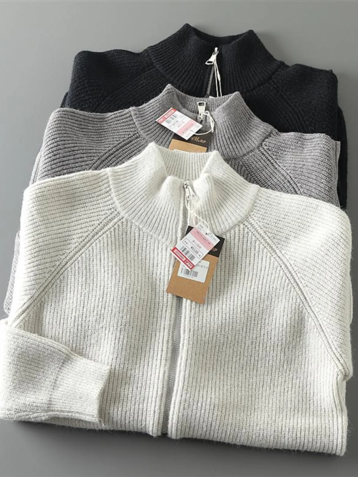 

Мягкий и гладкий мужской вязаный свитер с простым отложным воротником, универсальный однотонный, осенне-зимний, модный, стильный, с длинными рукавами.