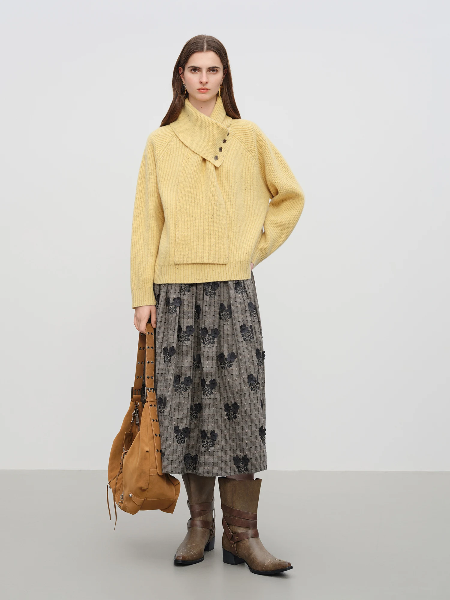 FSLE【Premium Series】เสื้อสเวตเตอร์ถักคอวีสำหรับผู้หญิง คอลเลคชั่นฤดูหนาว 2025 ดีไซน์ผ้าพันคอ - ทรงหลวมใส่สบาย สัมผัสนุ่ม