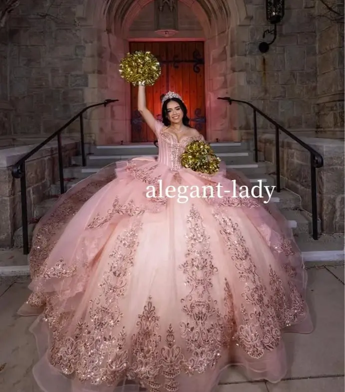 

Розовые бальные платья принцессы, платья Quinceanera, изготовленное на заказ мексиканское платье с открытыми плечами из тюля и аппликацией из бисера, соборный шлейф, 16-летнее платье