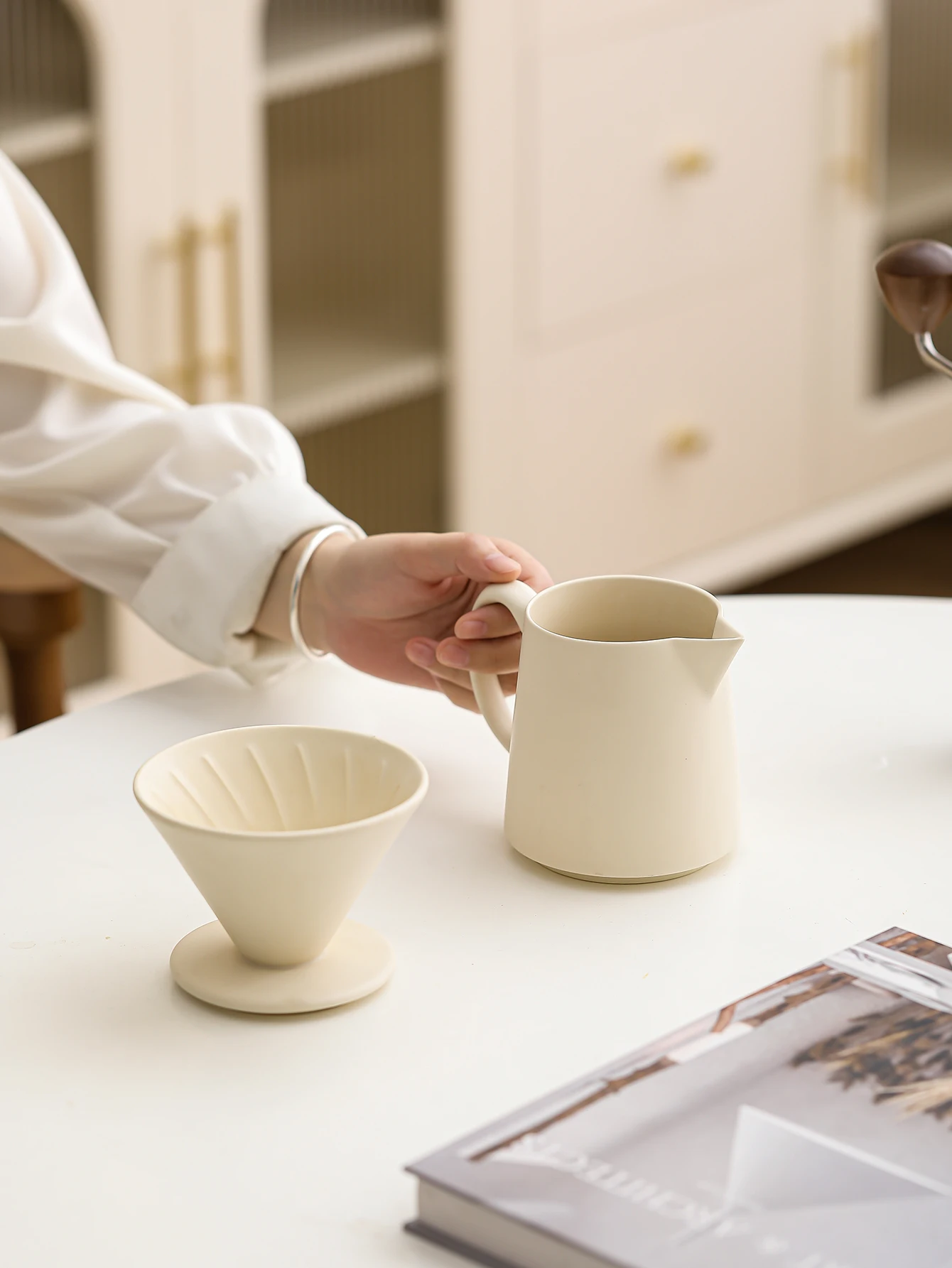 1 Set of Ceramic Coffee Sharing Pot, Rustic Ceramic Coffee Pour-Over Filter Cup, Minimalist Style White Ceramic Pour-Over Coffee Pot, Filter Cup + Sharing Pot Two-Piece Set, Coffee Cup Gift for Best Friend, High-Quality Ceramic Pour-Over Coffee Utensils, Nordic Style White Ceramic Pour-Over Coffee Pot Set, a Must-Have Coffee Brewing Tool for Home Use for Coffee Enthusiasts