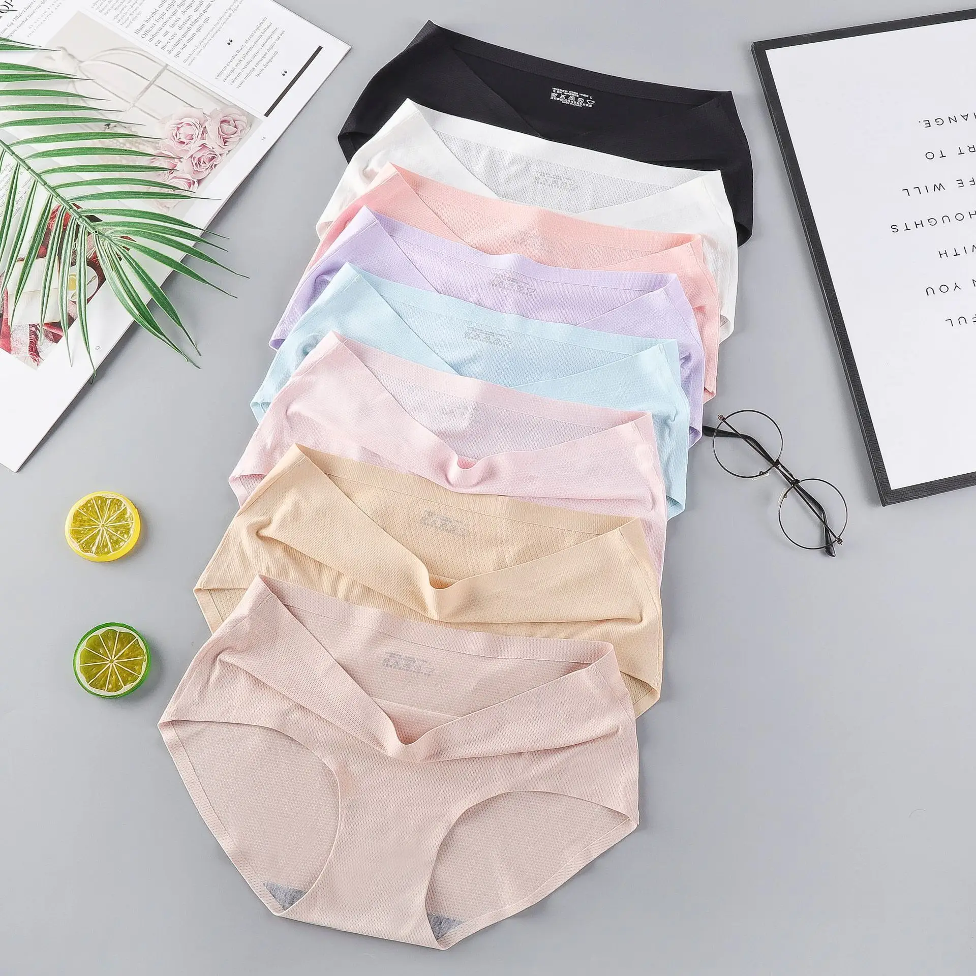 Breathable mesh ice silk seamless underwear women's solid color medium waist women's Triangle pants with comfortable hip lifting