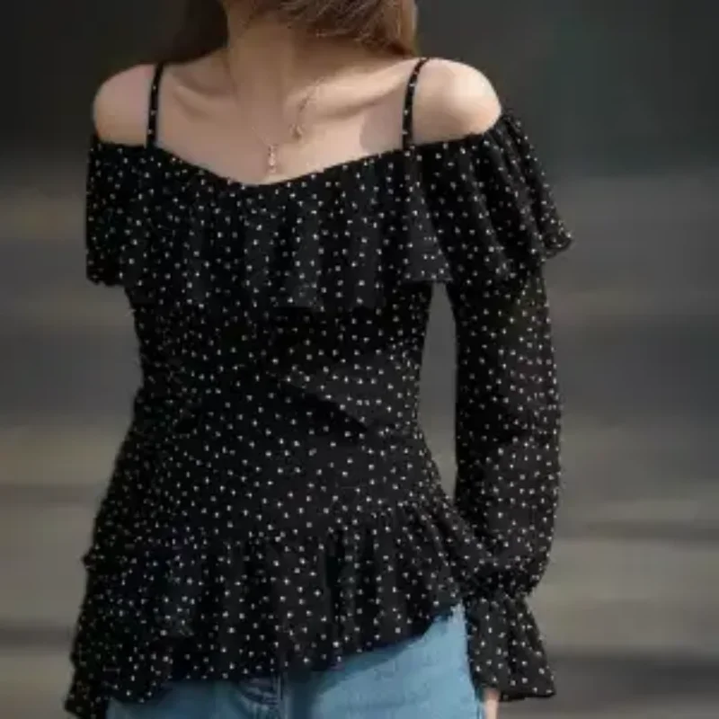 

Женская летняя блузка в горошек с открытыми плечами, с рюшами, многослойная, с длинными рукавами, асимметричным подолом, элегантная приталенная рубашка