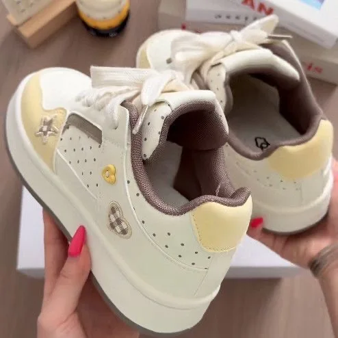 Versatile Thick Bottom Bread Shoe Women's New 2026 Fall Season Star Print Cross Buckle Casual Board Shoes Comfortable Wear