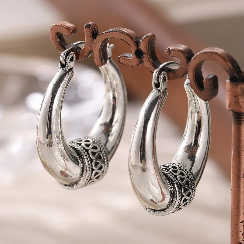 Vintage Handgeschnitzte Muster-Creolen Damen-Ohrringe Ethnische Silberfarbene Metall-Geometrie Täglicher Gebrauch Party-Schmuck – Detail 1