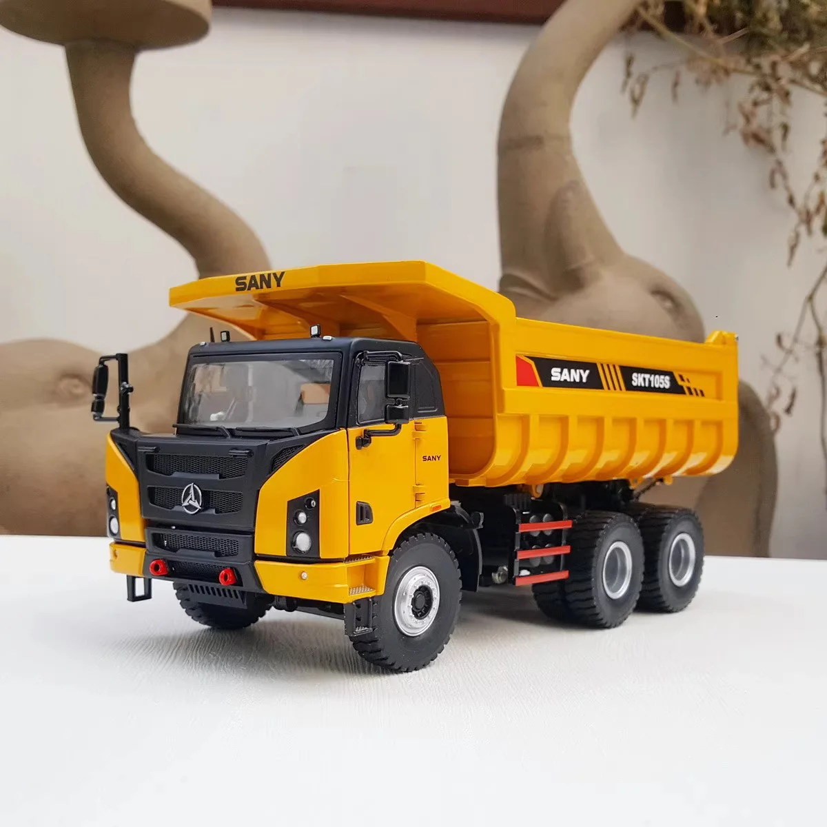 

Diecast 1:35 Scale SANY SKT105S Dump Mining Truck Alloy Car Model Collection Souvenir Display Ornaments Vehicle Toy