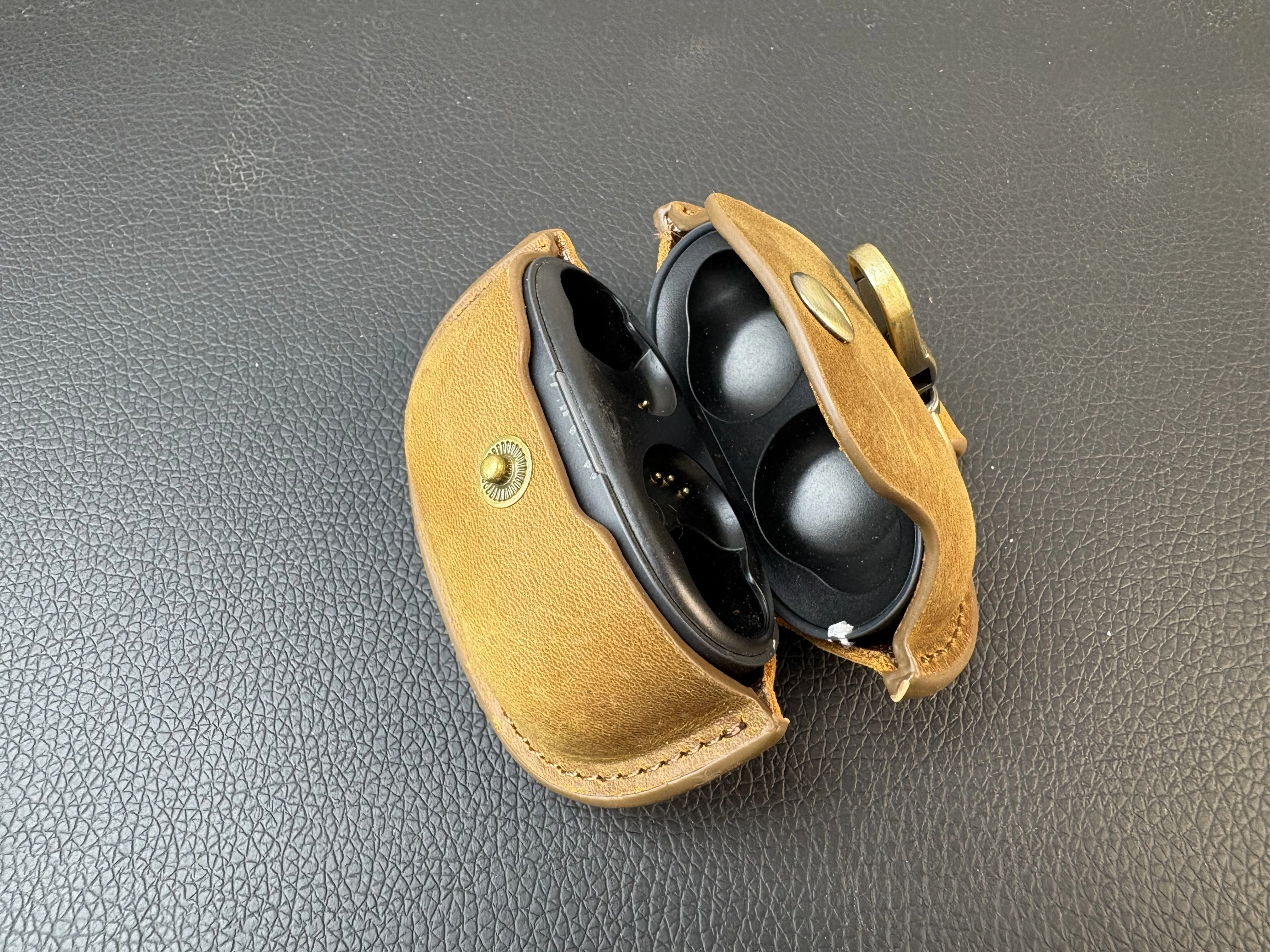 Рисунок 3 - Винтажный кожаный чехол для наушников