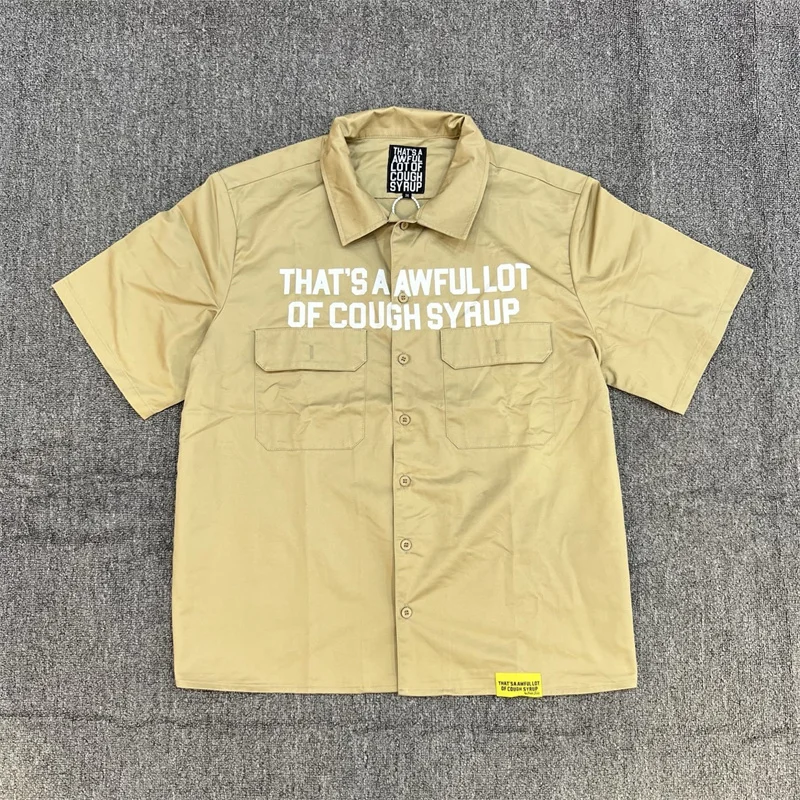 Es un magnífico lote de camisa casual estampada con letras de jarabe para la tos