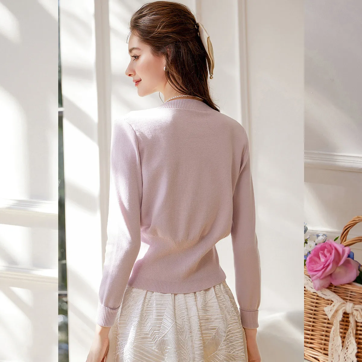 LOUIS YAO Modieus decoratief vest met kralenbloem 2025, lente, zacht en elegant temperament, gebreide damestrui met V-hals