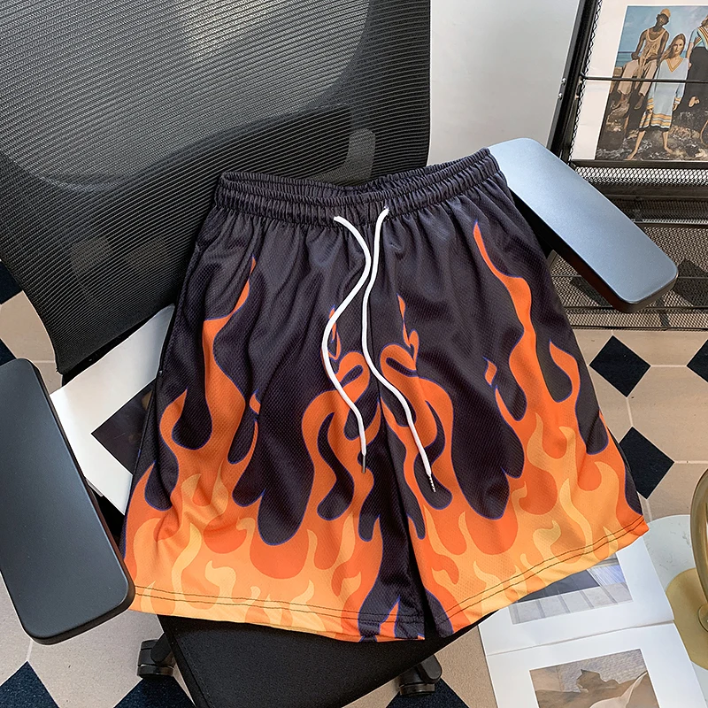 

Мужские летние новые спортивные шорты в американском стиле High Street, повседневные свободные брюки с огненным принтом, модные универсальные быстросохнущие черные брюки
