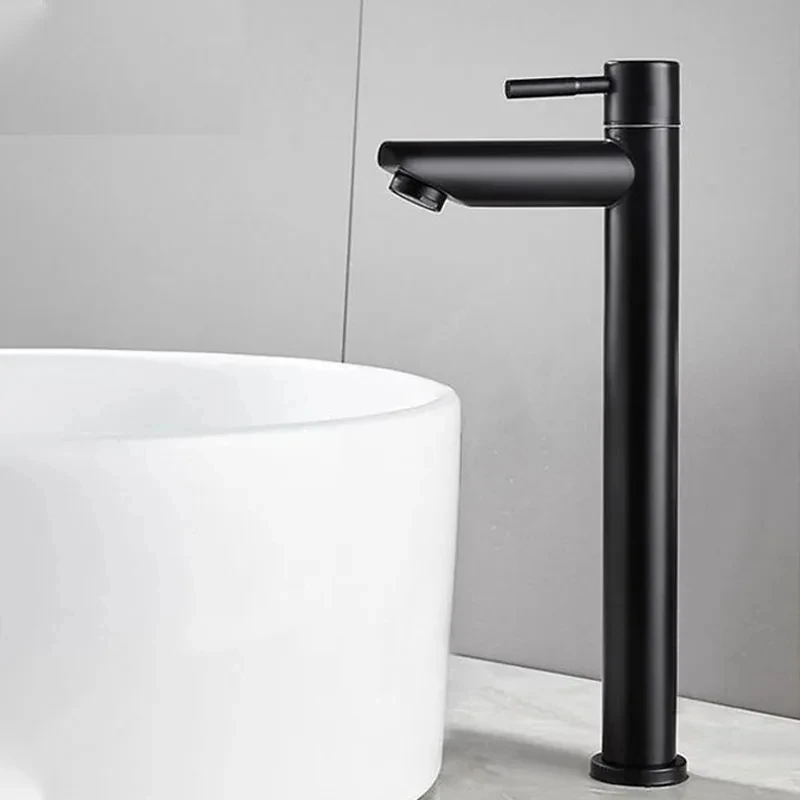 Un grifo para lavabo de acero inoxidable. Grifo de agua fría individual, 1/2 pulgada, para baño público. Balcón del baño