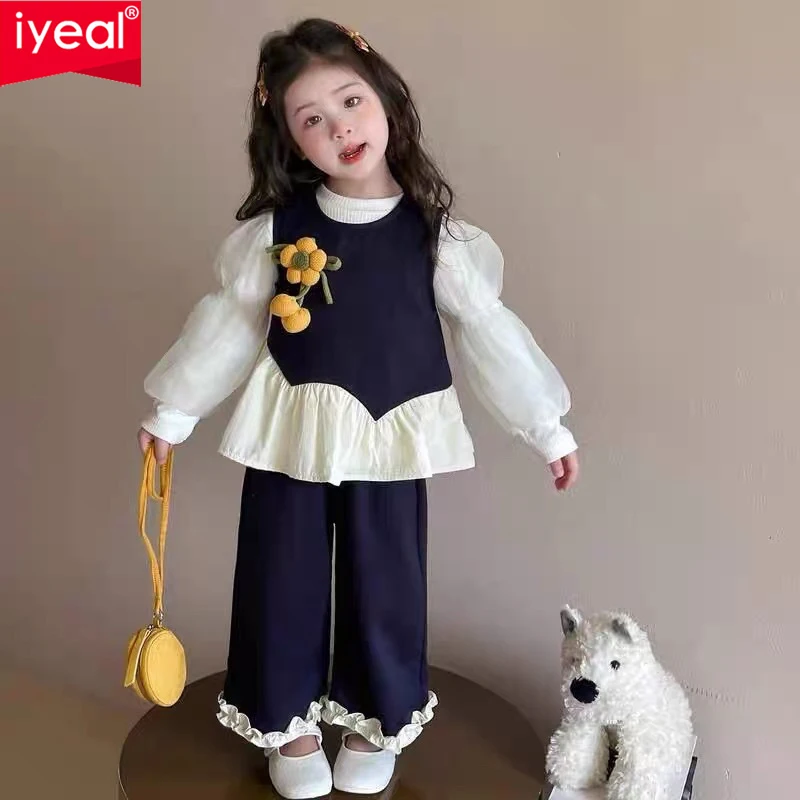 

IYEAL 2026 Весенне-осенний модный комплект для девочек: стильный базовый слой + жилет + брюки-клеш, 3 предмета