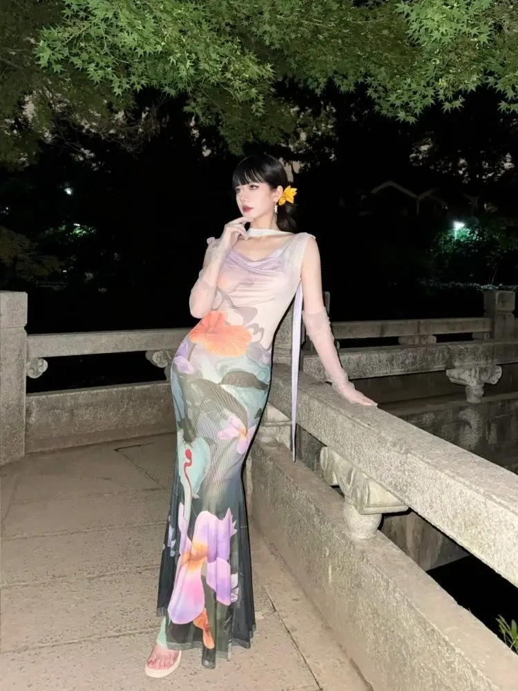 فستان Xgoth صيفي جديد فرنسي فاخر مطبوع بياقة متأرجحة بدون أكمام أرجواني للنساء فستان طويل للتخسيس على الورك