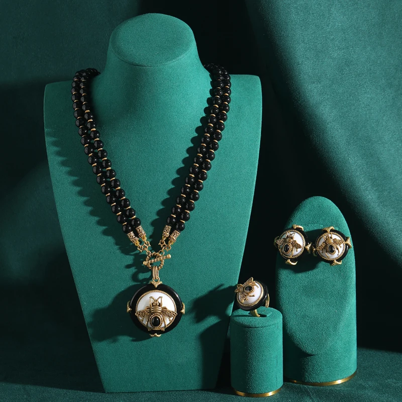 

Винтажные многослойные ювелирные наборы из черного бисера: роскошное колье, серьги, кольцо, подвеска-пчела. Брендовые аксессуары в стиле антиквариат и ретро для женщин, 2026.
