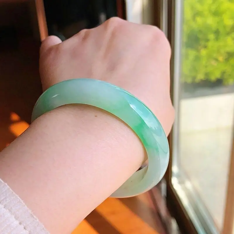 Myanmar jadeite with hues, ice-type, high aesthetic value, light green jade bracelet