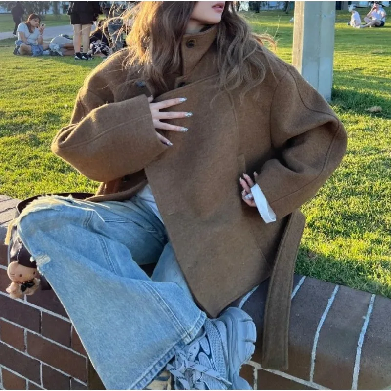 Cappotto di lana color caffè americano retrò di fascia alta Cappotto corto di lana a collo alto, nuovo stile per la primavera e l'inverno