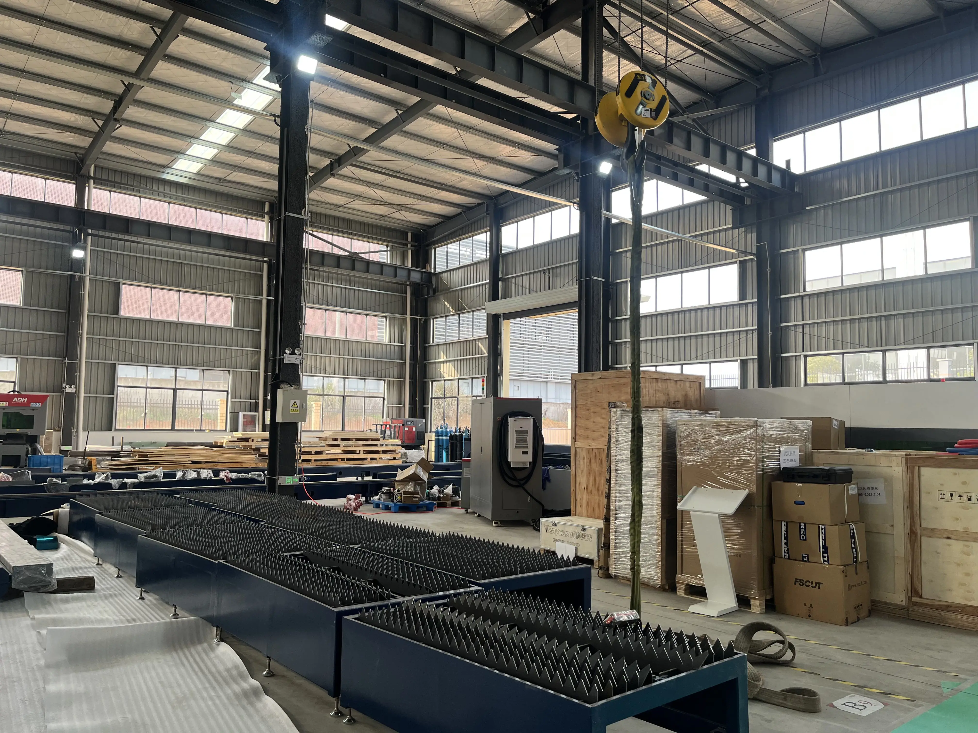 

Прецизионное оборудование для лазерной резки волокна 3015, с автоматической системой извлечения дыма и для обеспечения безопасности окружающей среды в мастерской