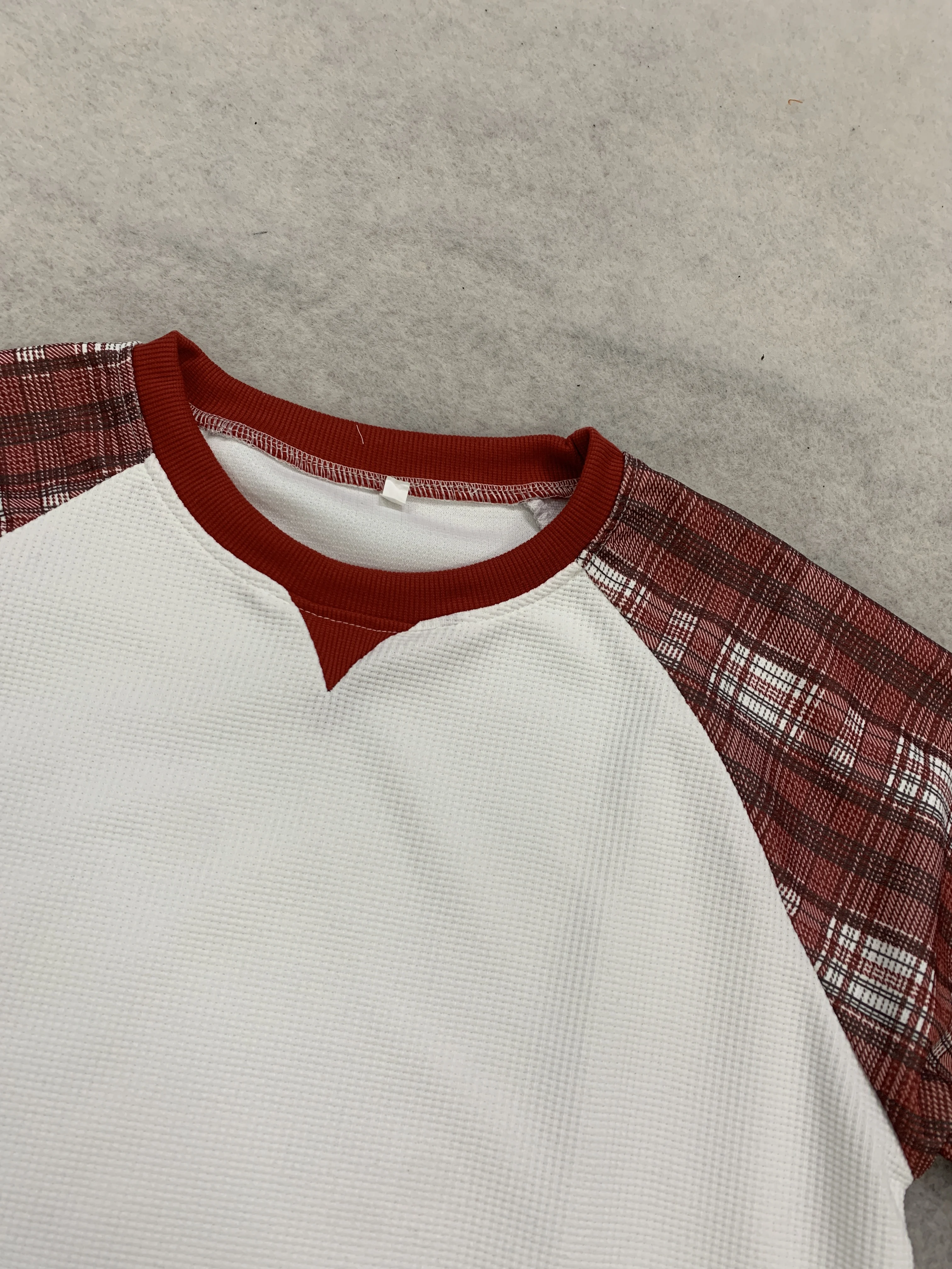 Retro-Trend Rundhals-Langarm-Waffel-T-Shirt mit Karomuster und Farbkombination, Herbst- und Winter-Modetrend, Neu, Unisex – Detail 9