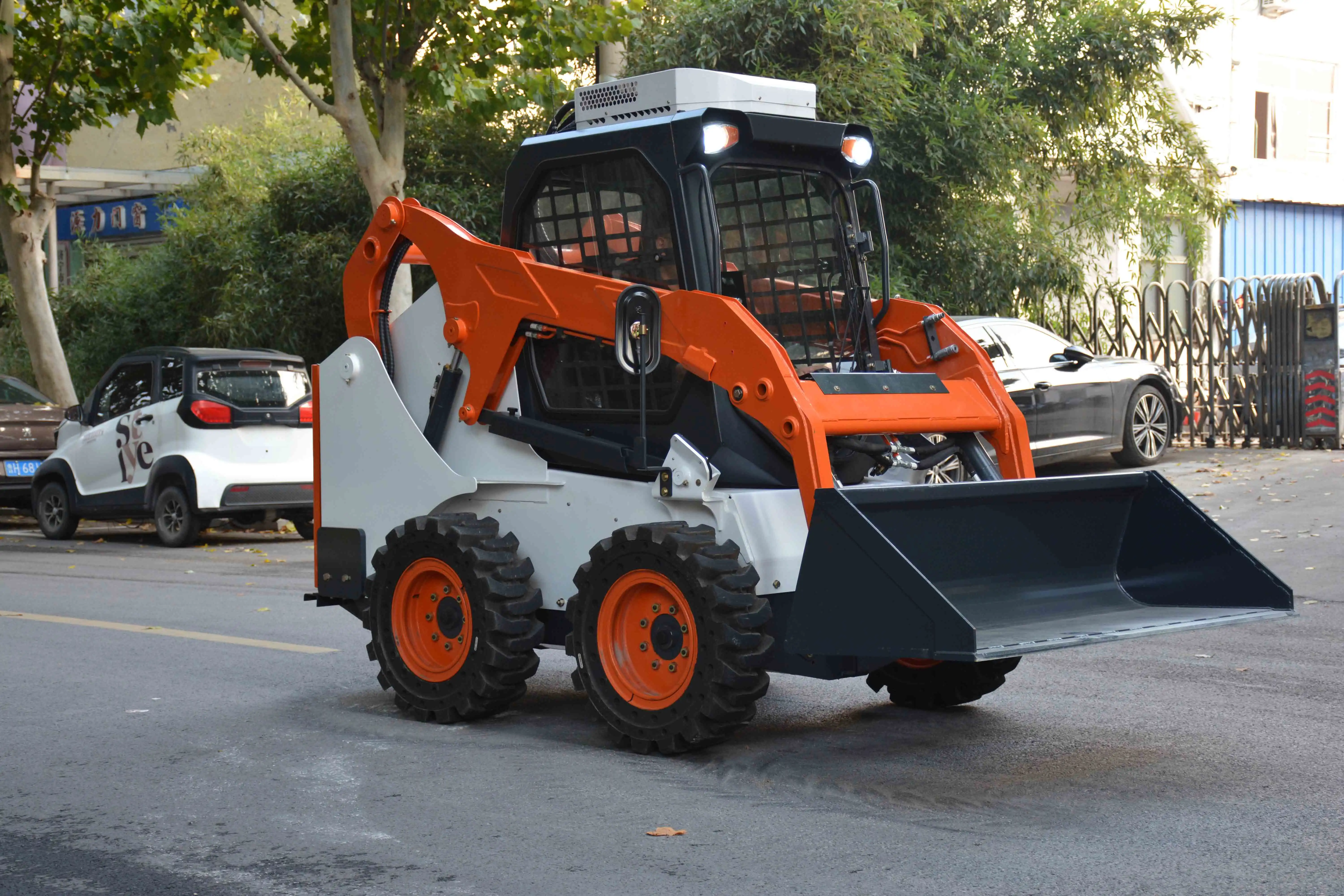 

Погрузчик с бортовым поворотом Колесный погрузчик с кабиной Маленький колесный погрузчик для строительных работ и домашних фермерских работ Китай по индивидуальному заказу