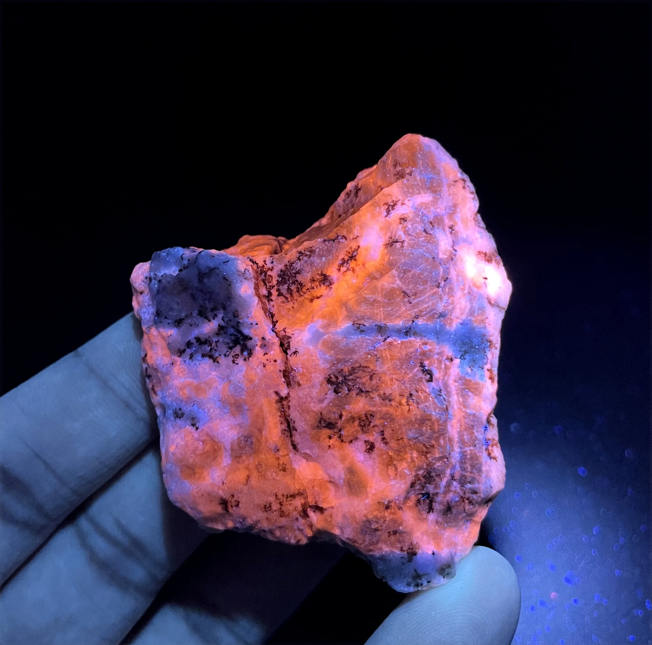 BEST! 100% Natural Afghan orange Fluorescent blue Sodalite Mineral Specimens stones and crystals quartz