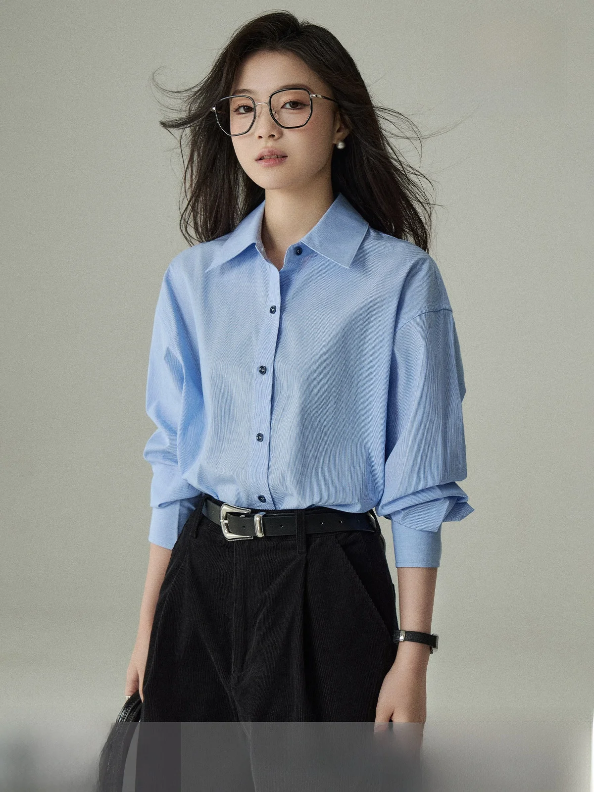 

Женский топ Yakeha Sea Salt Glacier, свободного кроя, в сине-белую полоску, с длинными рукавами и пуговицами, в художественном стиле.