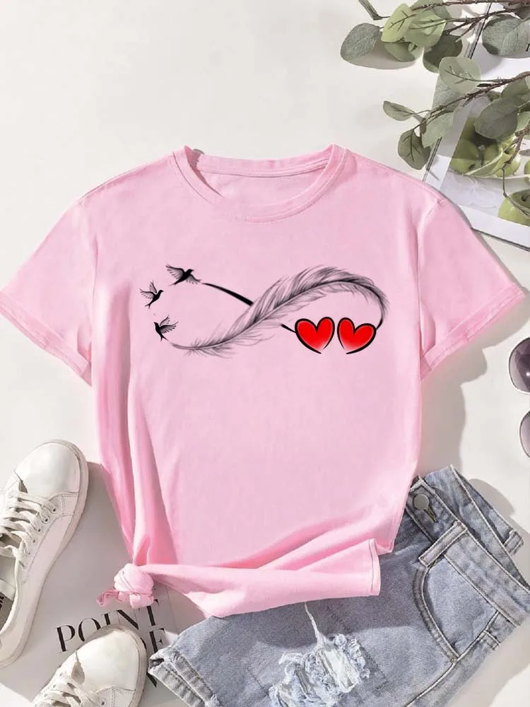 T-shirt da donna con stampa di piume di cuore d'amore alla moda T-shirt da donna con grafica streetwear T-shirt casual da donna a maniche corte