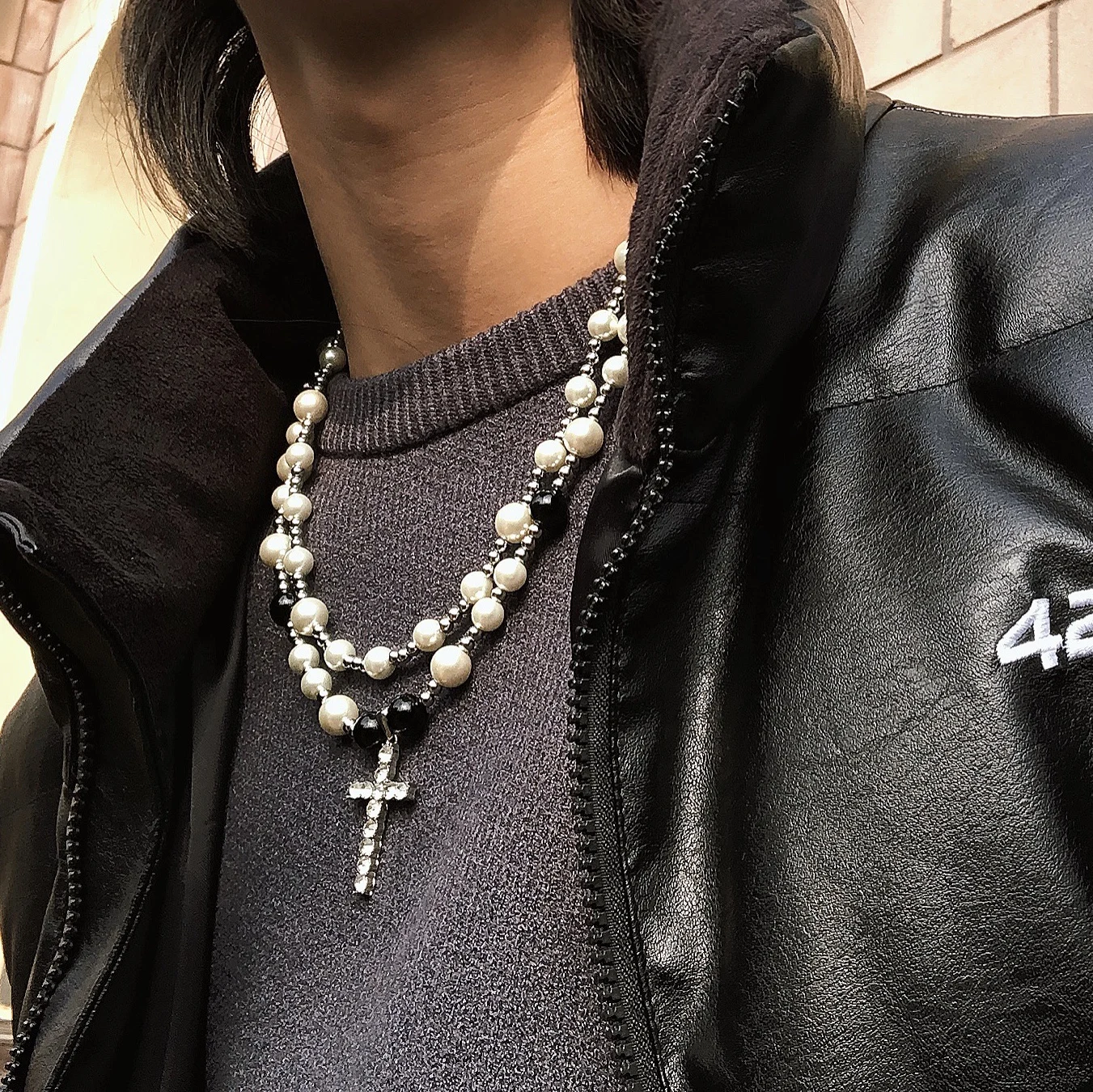 

Retro Double-layer Black and White Pearl Necklace with Diamond-encrusted Zircon Cross Pendant, Versatile Original Hip-hop