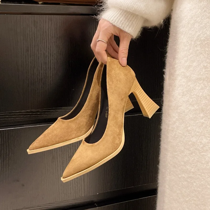 

Новые сетчатые замшевые туфли знаменитостей в стиле ретро на блочном каблуке с неглубоким носком и острым носком, женские рабочие туфли на высоком каблуке