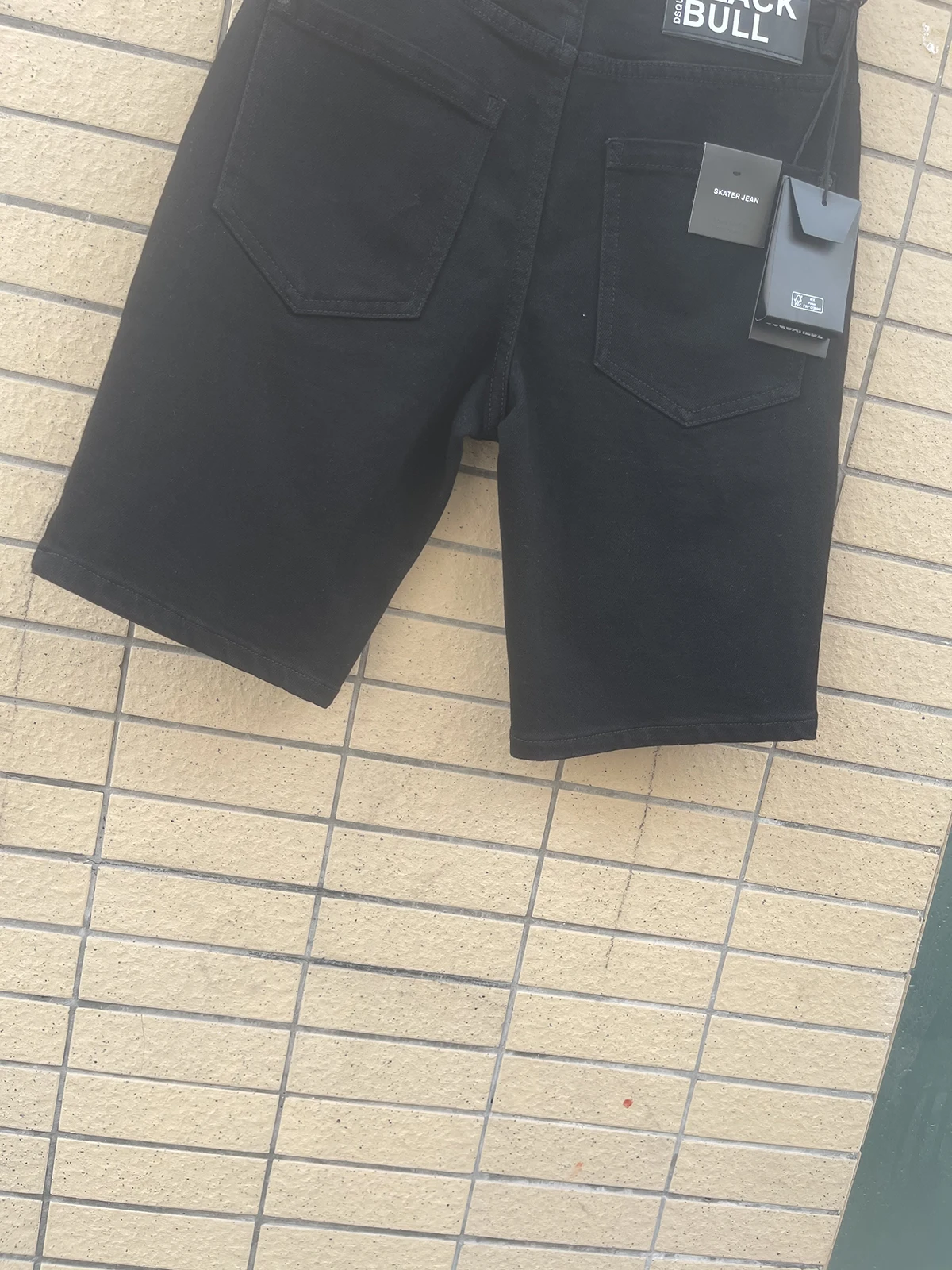 2024 Spring/Summer New D2 Jeans Trendy Men's Washed and Worn Hole Printed Graffiti Slim Fit Micro Elastic Denim Shorts