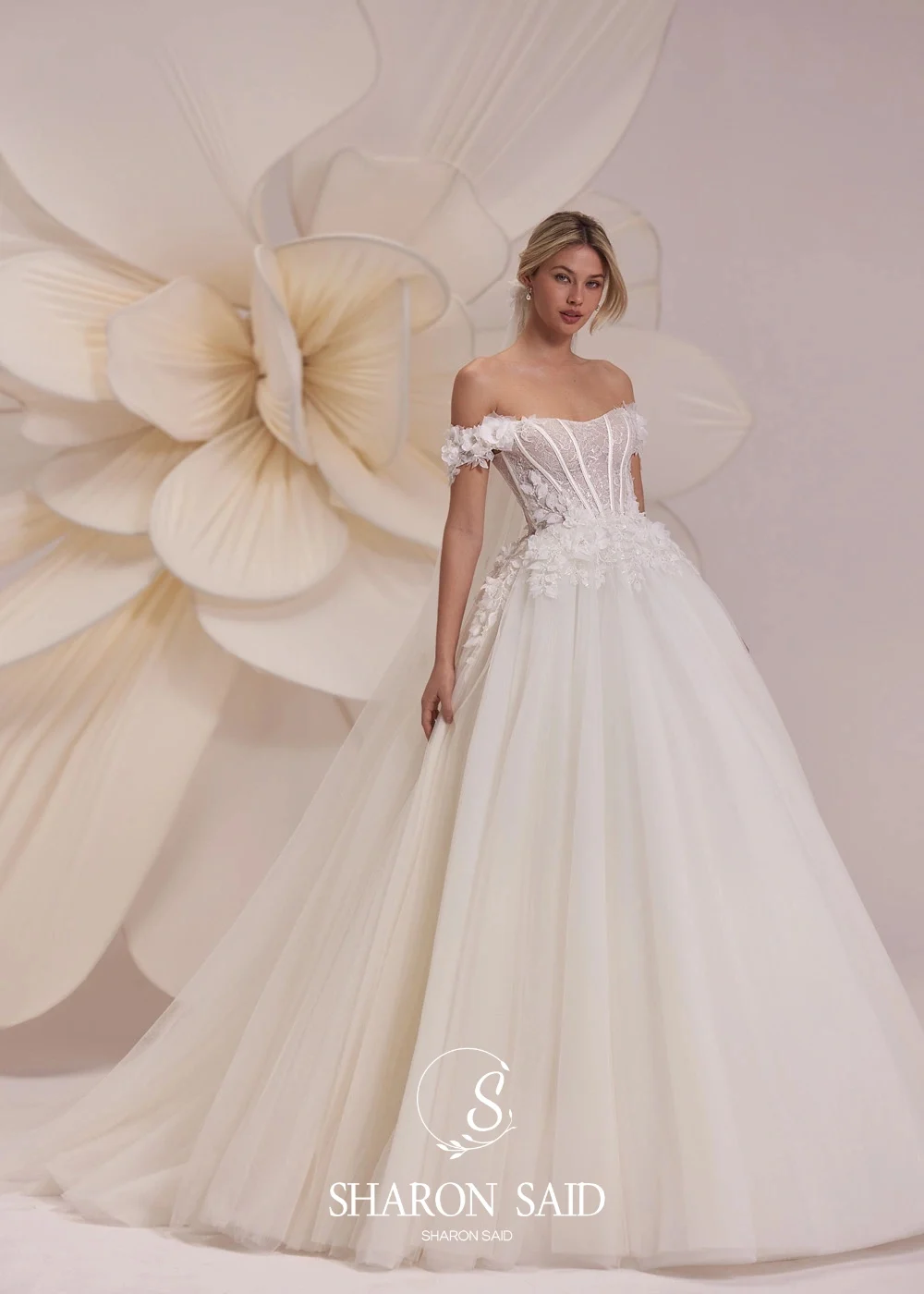 シャロンはロマンチックな 3D 花チュールオフホワイトのウェディングドレス 2025 オフショルダーボールガウンプリンセス花嫁ドレス SW242 カスタマイズ