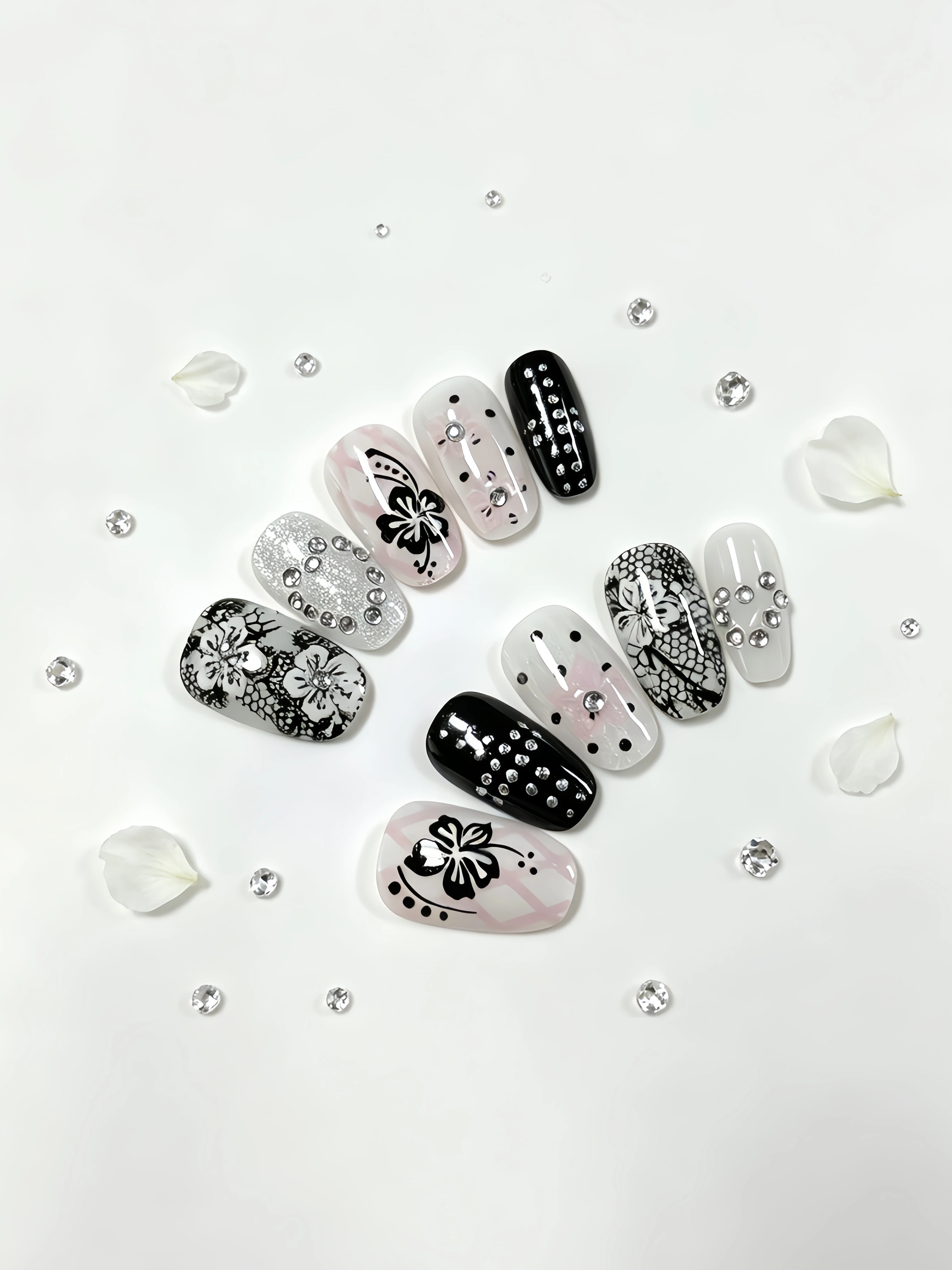 Lot de 10 faux ongles courts ovales à presser, rose et noir avec motif floral en dentelle contrastant, style soft girl, faux ongles courts à pois frais, style coréen rétro léger, polyvalents pour l'école, adaptés à toutes les saisons, faux ongles style Halloween doux et cool