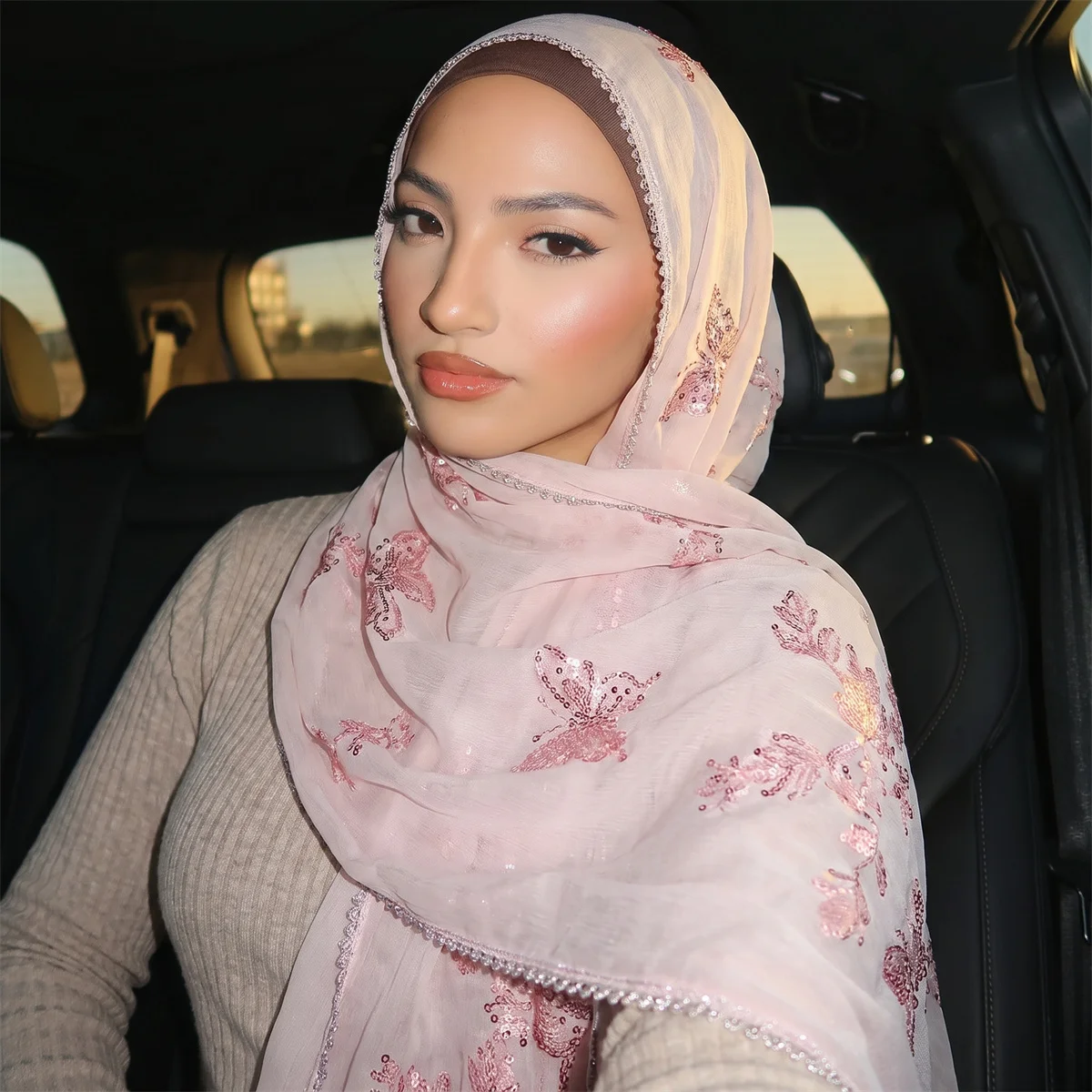 Island Silk Crinkle Hijab für Frauen, exquisite Blumenstickerei, muslimisches Kopftuch, leicht schimmernde Textur, langer Schal mit Perlen. – Detail 2