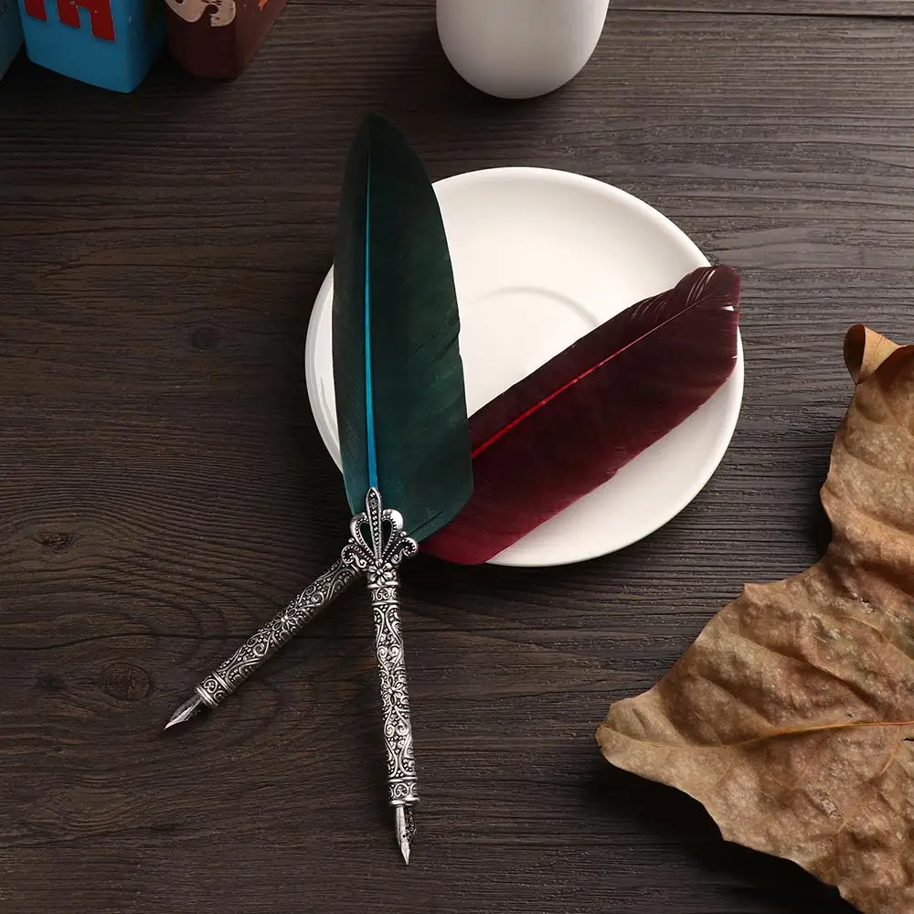

Vintage Luxury Feather Pen English Calligraphy Signature Pen Tool European Retro Metal Pen Holder Round Base Writing Accessories