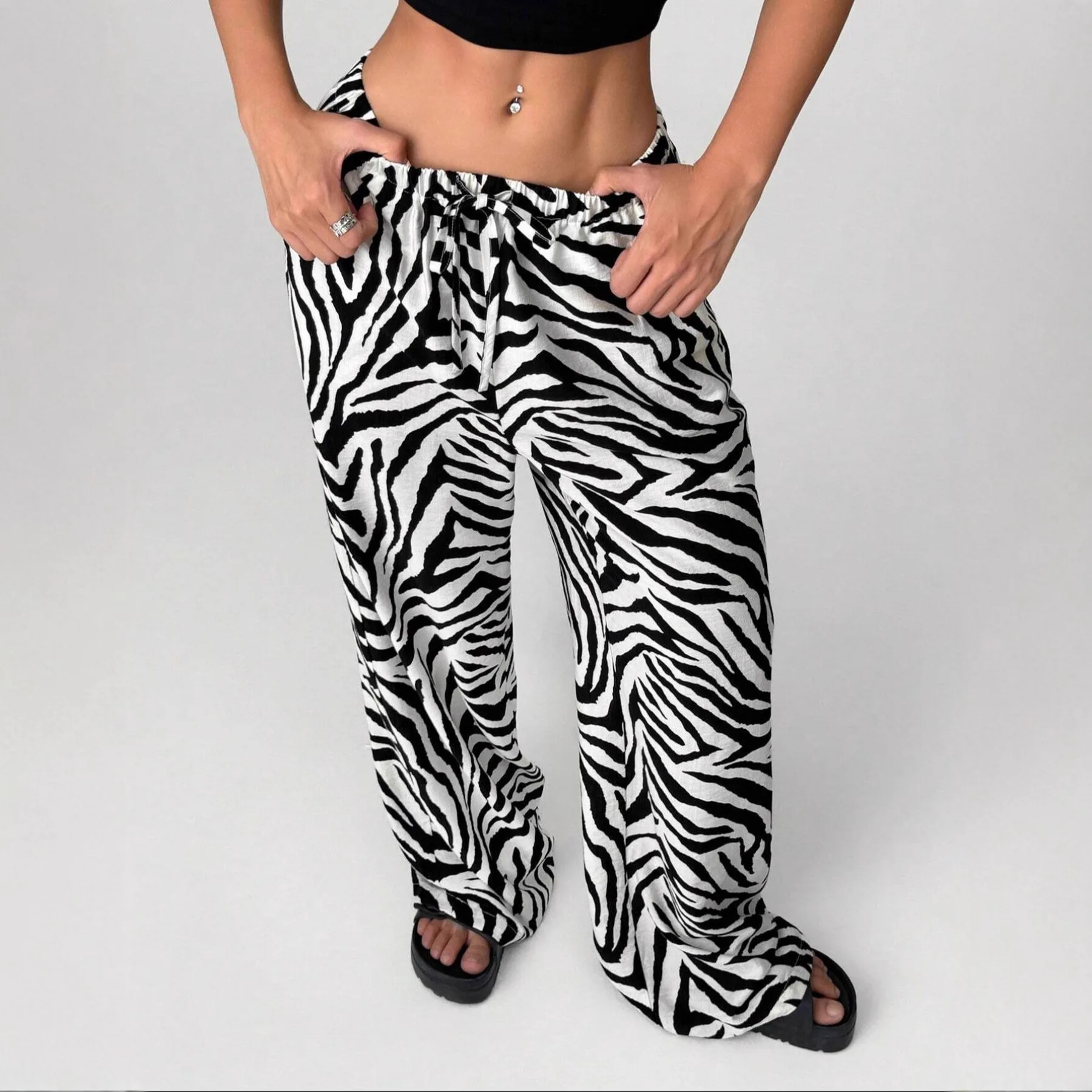 المرأة الجديدة، نمط الحمار الوحشي الدانتيل متابعة السراويل عارضة أزياء السراويل المطبوعة