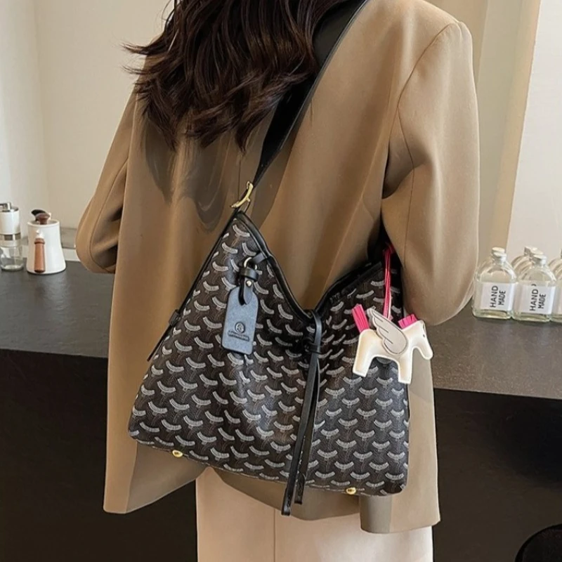 

Cute and Unique New Versatile Tote Women's Bag, Single-shoulder Handbag with Large Capacity, Commuting Bag, Single-shoulder Bag