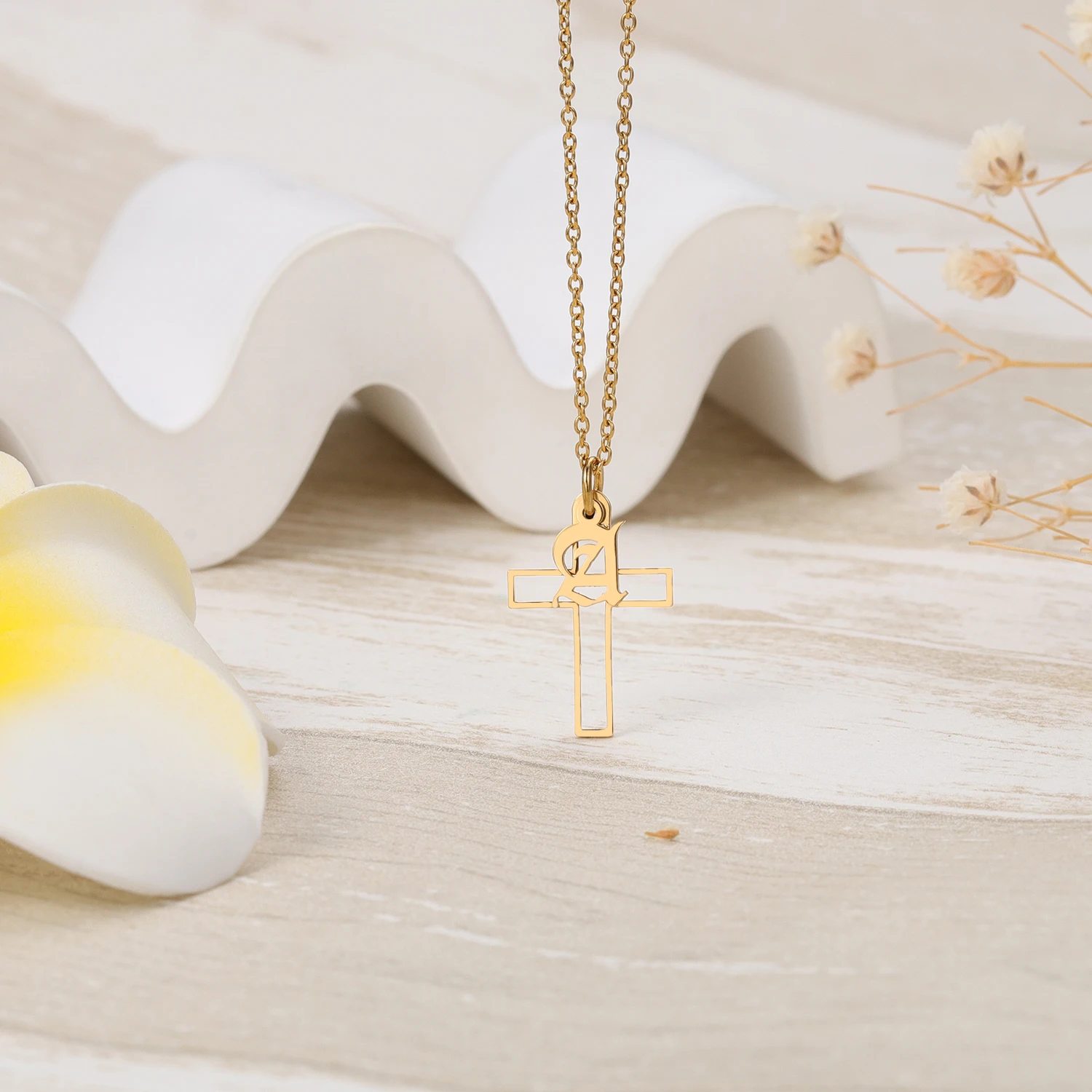 قلادة متقاطعة أولية مخصصة من Dascusto - مجوهرات مخصصة مكونة من 26 حرفًا باللون الذهبي عيار 18 قيراط لعشاق الموضة #1