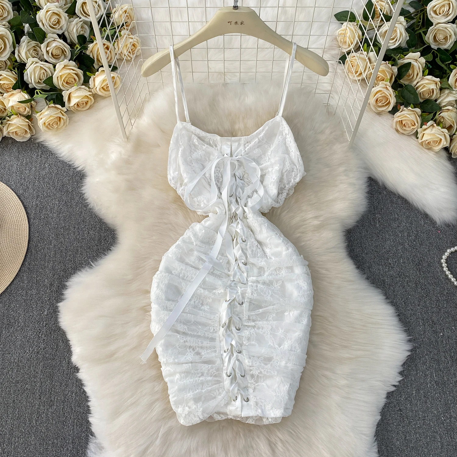 Elegancka sukienka mini w stylu vintage z dekoltem w serek, koronką i ołówkowym kroju. Elegancka, wróżkowa moda koreańska, sukienka letnia w stylu boho, odzież plażowa damska.