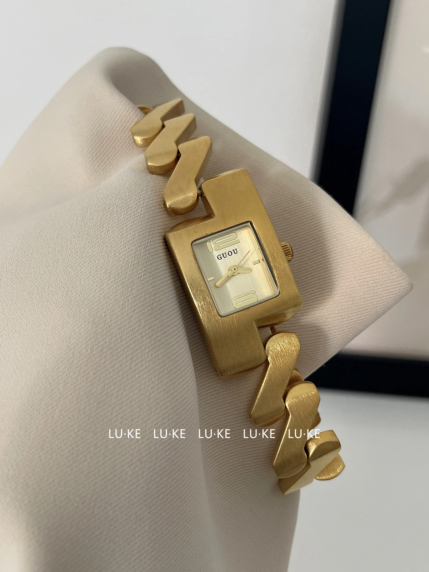 

Elegant women's wristwatch, stainless steel small gold watch, women's light luxury high-end fashion trend watch, women's gift.