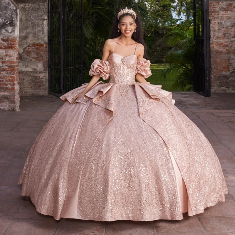 

Блестящие платья Quinceanera розового золота с открытыми плечами и аппликацией, кружевной бант, расшитый бисером, тюлевой корсет, бальное платье Vestidos De 15 Anos Sweet