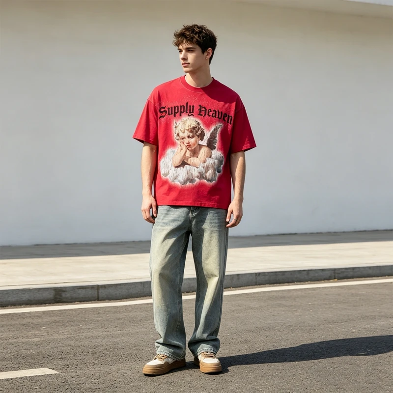 Sommerliches Vintage-T-Shirt für Herren mit roter Waschung und Grafik: Himmel, Wolken, Engel, Cherub, Strass – Lässiges Baumwoll-T-Shirt mit entspannter Passform – Detail 4