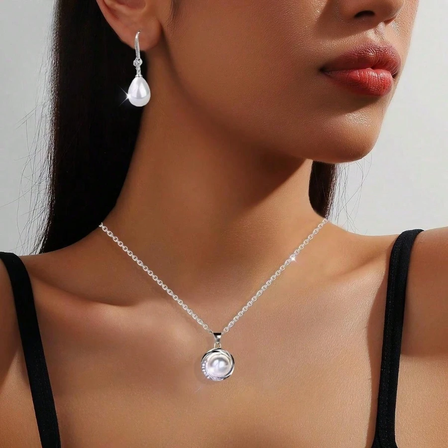 Um conjunto de 2 colares e brincos com pingentes elegantes e elegantes, um presente obrigatório para aniversários femininos e Natal.