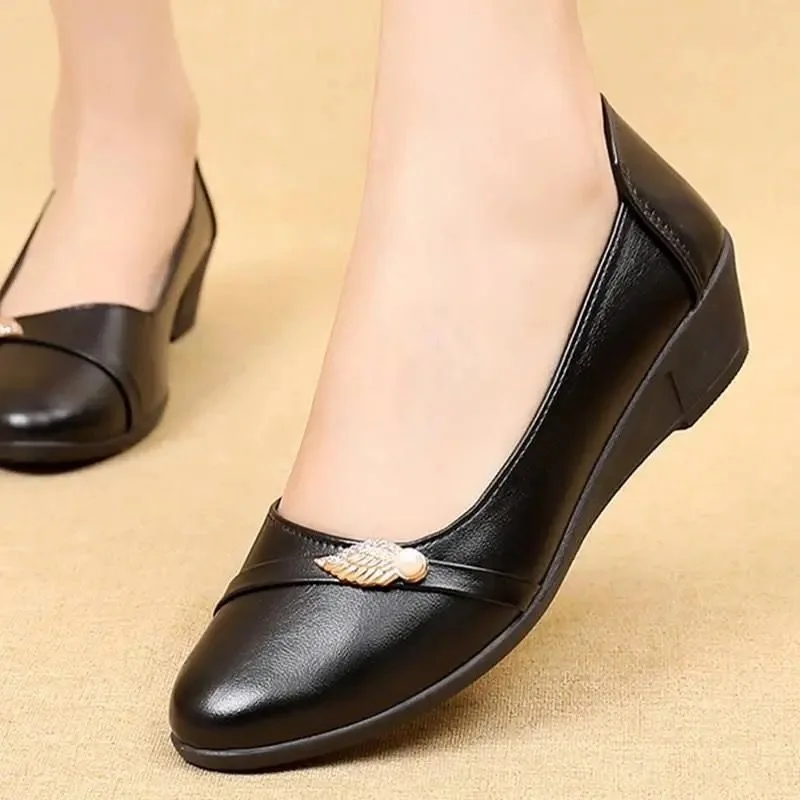 

Spring and autumn casual women pumps breathable shallow mouth waterproof mother‘s shoes metal decoration mid heel women's shoes